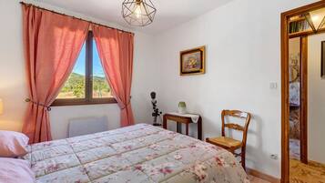 2 habitaciones, tabla de planchar con plancha, wifi y ropa de cama