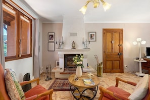 Interior - Villa 'Chez Nel -  Avec Piscine' with Mountain View, Wi-Fi and Air Conditioning (La Tour-sur-Orb)