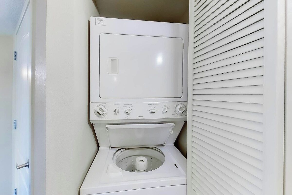 Ein kleiner Hauswirtschaftsraum mit Waschmaschine und Trockner.