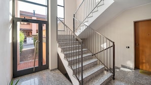 A staircase with metal railings and granite steps leading to an upper floor. - Azalea City Center Apartment with Shared Pool, Wi-Fi, and Air Conditioning (Induno Olona)