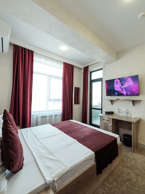Comfort Double Room, City View | Iron/ironing board, free WiFi - Grand Kristal Baku (Xırdalan)