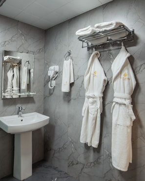 Comfort tweepersoonskamer, uitzicht op de stad | Badkamer | Een douche, gratis toiletartikelen, een haardroger, pantoffels