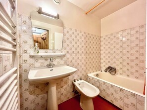A bathroom with a sink, mirror, bidet, and bathtub. - Ski-in/ski-out apartment with balcony in Combloux (Combloux)
