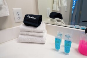 Sèche-cheveux, serviettes fournies, savon, papier toilette
