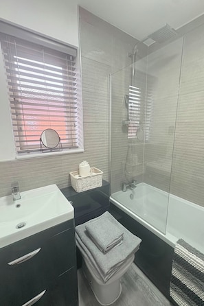 Bañera con ducha, bañera profunda, toallas