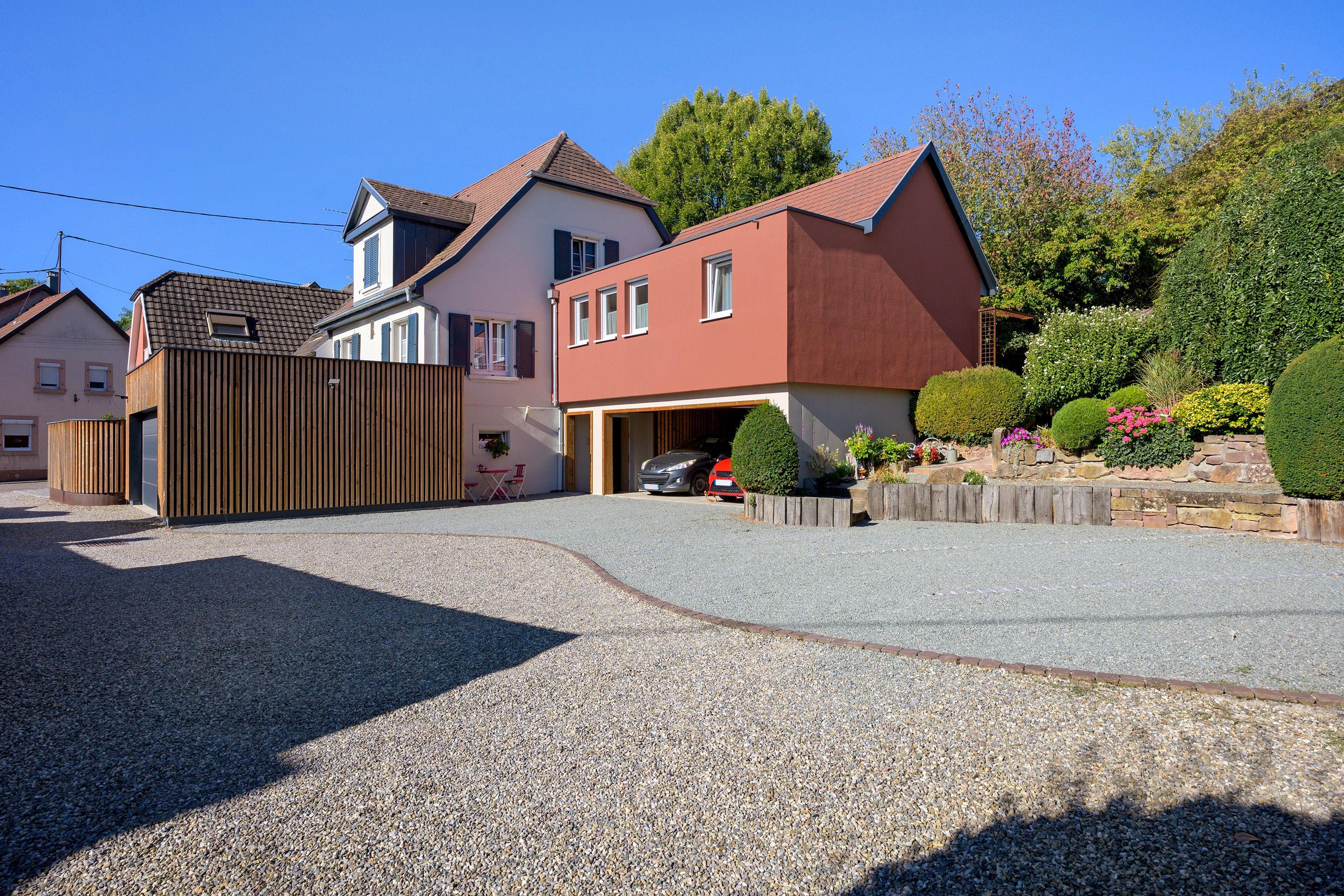 Un quartier résidentiel avec des maisons, une allée en gravier et un garage.