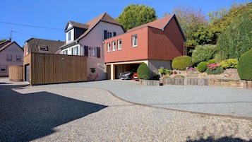Un quartier résidentiel avec des maisons, une allée en gravier et un garage.