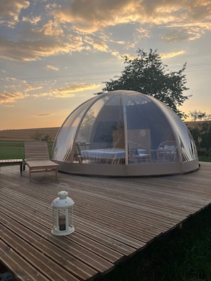 Outdoor dining - Unique Bubble B&B with Private Spa in Lavoncourt (Lavoncourt)