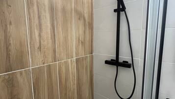 Douche, serviettes fournies
