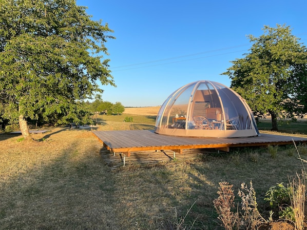 Outdoor dining - Unique Bubble B&B with Private Spa in Lavoncourt (Lavoncourt)