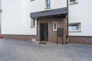 Ein Gebäude mit Ziegelaußenwand, einer Tür und einem Fenster.