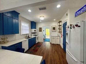 Private kitchen - Sweetest Spot in the Big Easy! Colorful 2/2 in fantastic walkable neighborhood! (New Orleans)