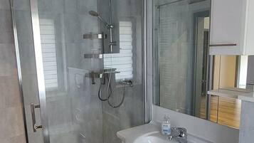 Shower, hair dryer, towels