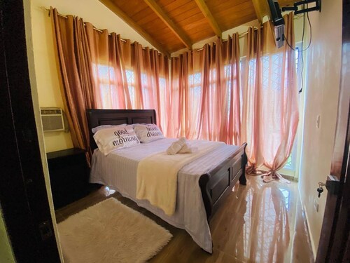 Paris London House in Samana