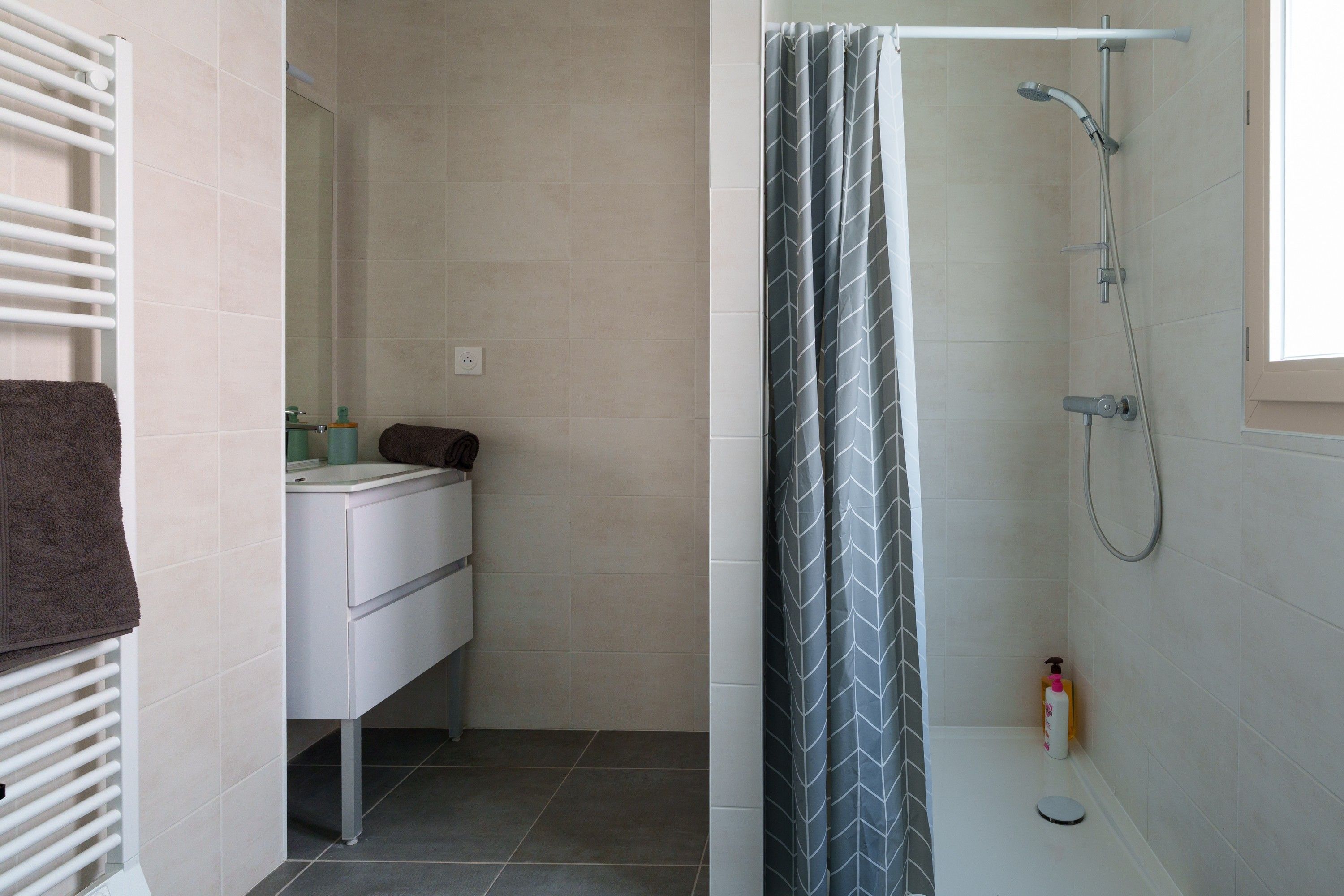Dusche, Haartrockner, Handtücher