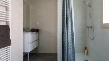 Dusche, Haartrockner, Handtücher