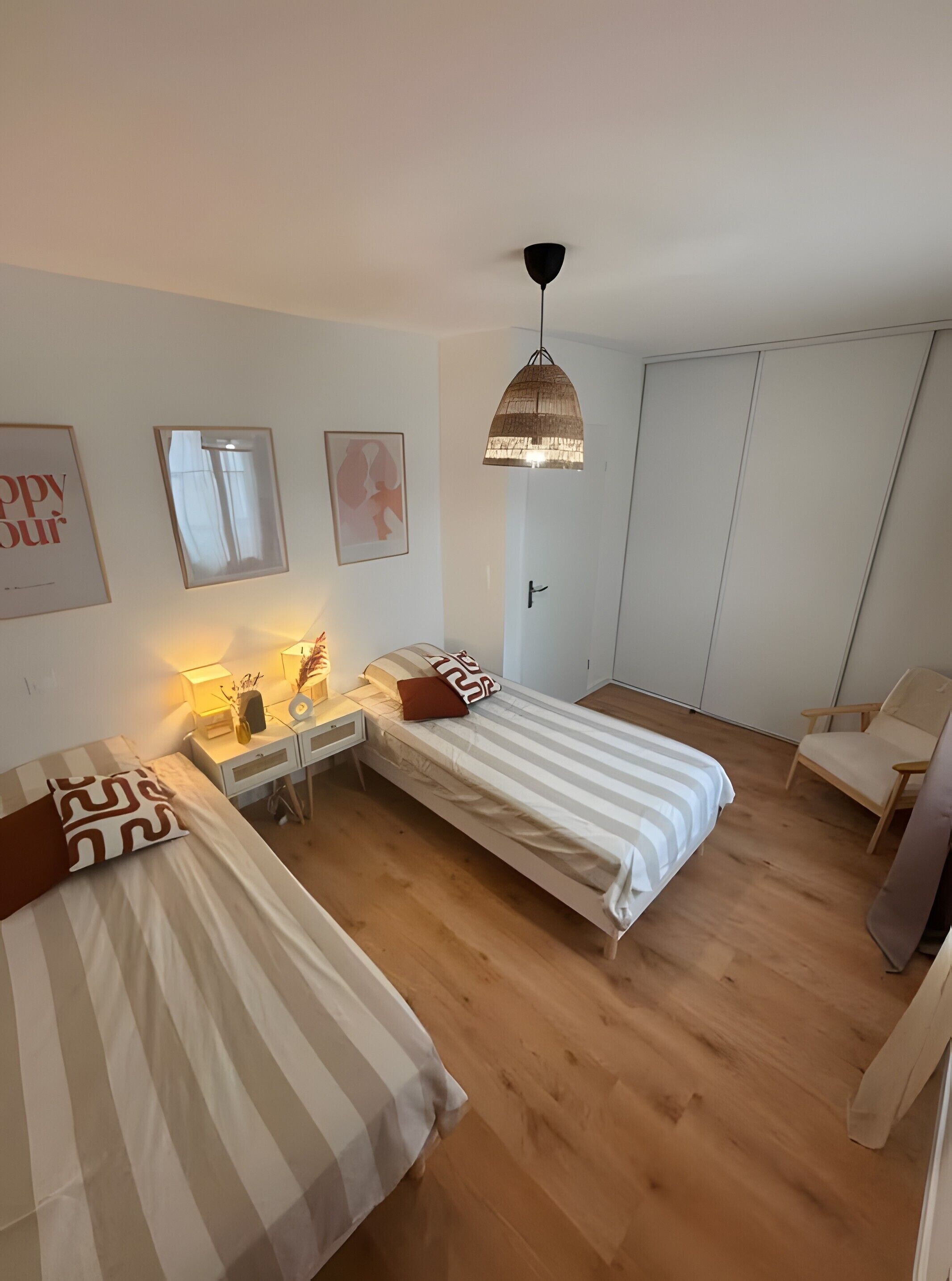 Een strijkplank/strijkijzer, wifi, beddengoed