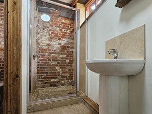 Bathroom - Pet Friendly 3-bed Barn Sleeps 7, Parking & Garden (Halesworth)