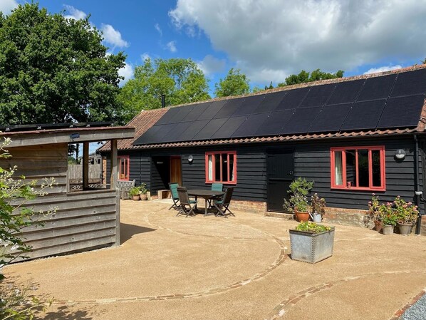Exterior - Pet Friendly 3-bed Barn Sleeps 7, Parking & Garden (Halesworth)
