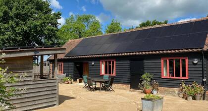 Pet Friendly 3-bed Barn Sleeps 7, Parking & Garden