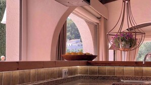 A kitchen with a tiled backsplash, a bowl of fruit on the counter, and a hanging plant. - Villa in Benissa with private pool for 8 guests | Costa Blanca holiday rental - ALELUYA (Benissa)