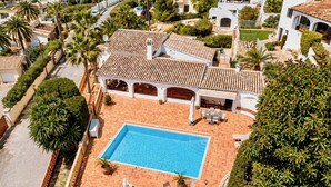 A residential property with a swimming pool, multiple rooms, and a garden. - Villa in Benissa with private pool for 8 guests | Costa Blanca holiday rental - ALELUYA (Benissa)