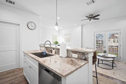 Newly Built: C: 1BR/1BA/Modern Condo in Houston