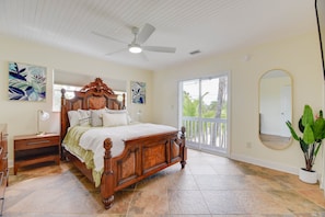 Room - Beautiful 3-bedroom, 2-bath canal-front home with great boating (Summerland Key)