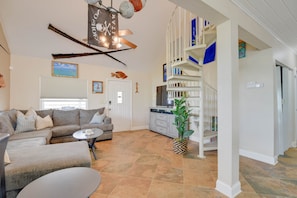 Living area - Beautiful 3-bedroom, 2-bath canal-front home with great boating (Summerland Key)