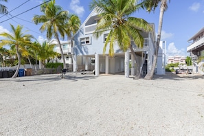 Property grounds - Beautiful 3-bedroom, 2-bath canal-front home with great boating (Summerland Key)