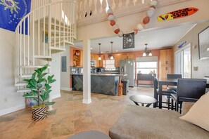 Living area - Beautiful 3-bedroom, 2-bath canal-front home with great boating (Summerland Key)