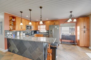 Private kitchen - Beautiful 3-bedroom, 2-bath canal-front home with great boating (Summerland Key)