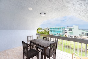 Outdoor dining - Beautiful 3-bedroom, 2-bath canal-front home with great boating (Summerland Key)
