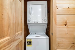 Eine kompakte Wasch- und Trockner-Kombination mit ENERGYGUIDE-Aufkleber, in einem Holeschrank eingebaut.