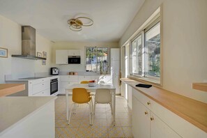 Private kitchen - A countryside experience within walking distance of town (Aix-en-Provence)