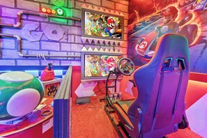Ein Gaming-PC-Setup mit zwei Bildschirmen, einem Rennspiel und einem Rennsitz.