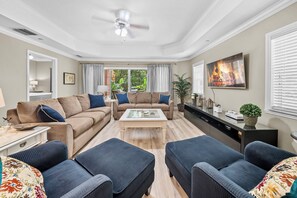 Living area - 3BR house sleeps 8 with spa in kissimmee (Kissimmee)