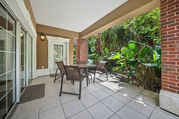 Outdoor dining - 3BR house sleeps 8 with spa in kissimmee (Kissimmee)