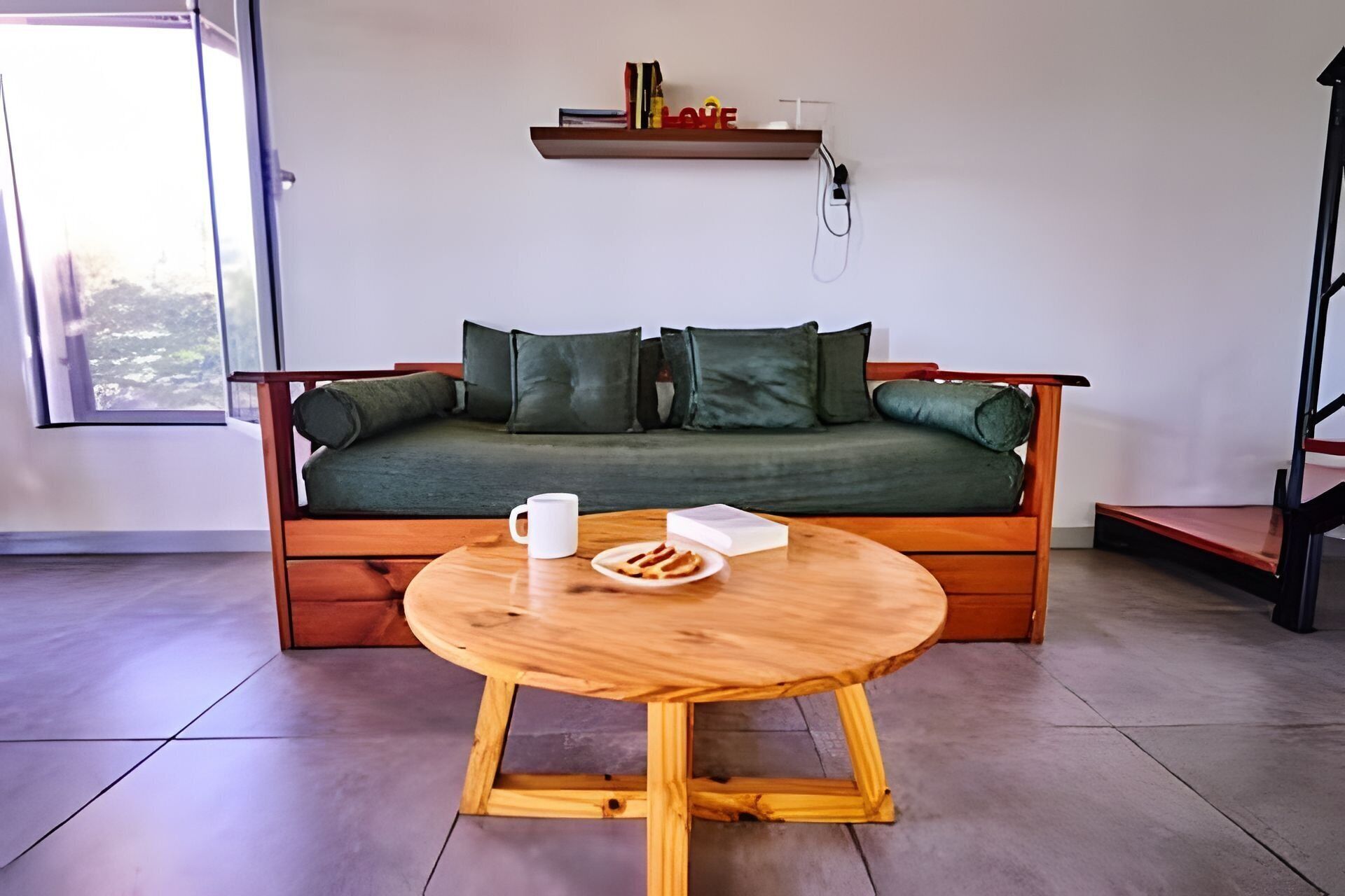 Un salon moderne avec un canapé, une table basse et une bibliothèque.