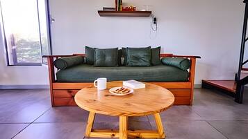 Un salon moderne avec un canapé, une table basse et une bibliothèque.