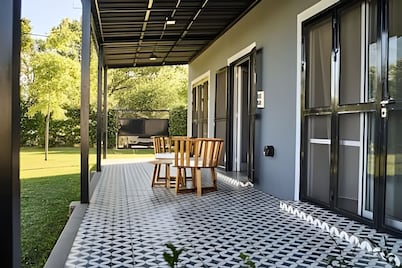 19 minutes from downtown. Gallery, barbecue area, and large park