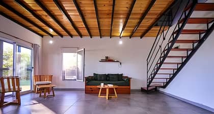 19 minutes from downtown. Gallery, barbecue area, and large park