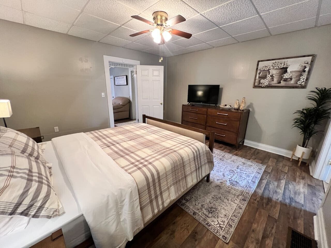 Desk, iron/ironing board, WiFi, bed sheets