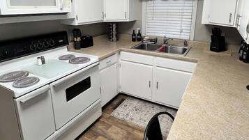 Coffee/tea maker, fridge, microwave, oven