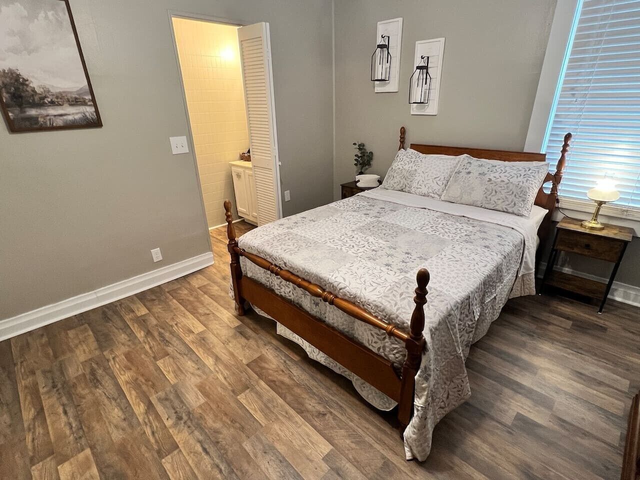 Desk, iron/ironing board, WiFi, bed sheets