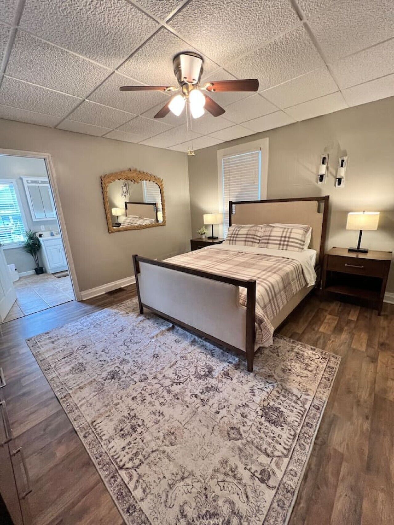 Desk, iron/ironing board, WiFi, bed sheets