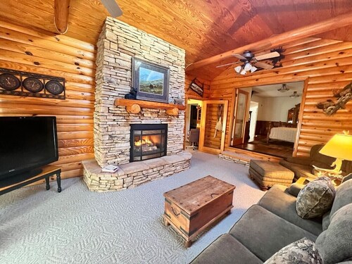Dan’s Den - Two-bedroom home with hot tub, fire pit, and dog park