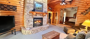 Dan’s Den - Two-bedroom home with hot tub, fire pit, and dog park