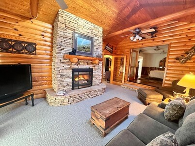 Dan’s Den - Two-bedroom home with hot tub, fire pit, and dog park