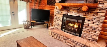 Dan’s Den - Two bedroom home with outdoor firepit
